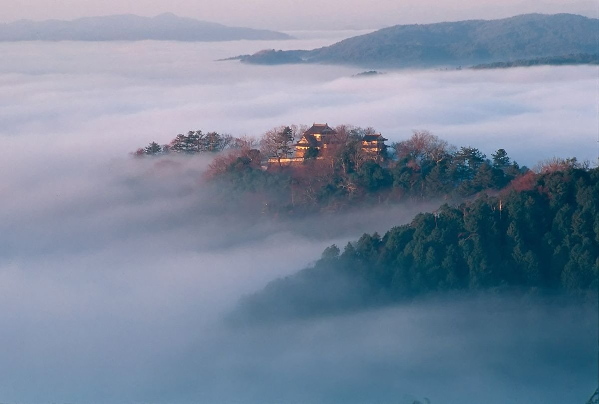 雲海に浮かぶ備中松山城
