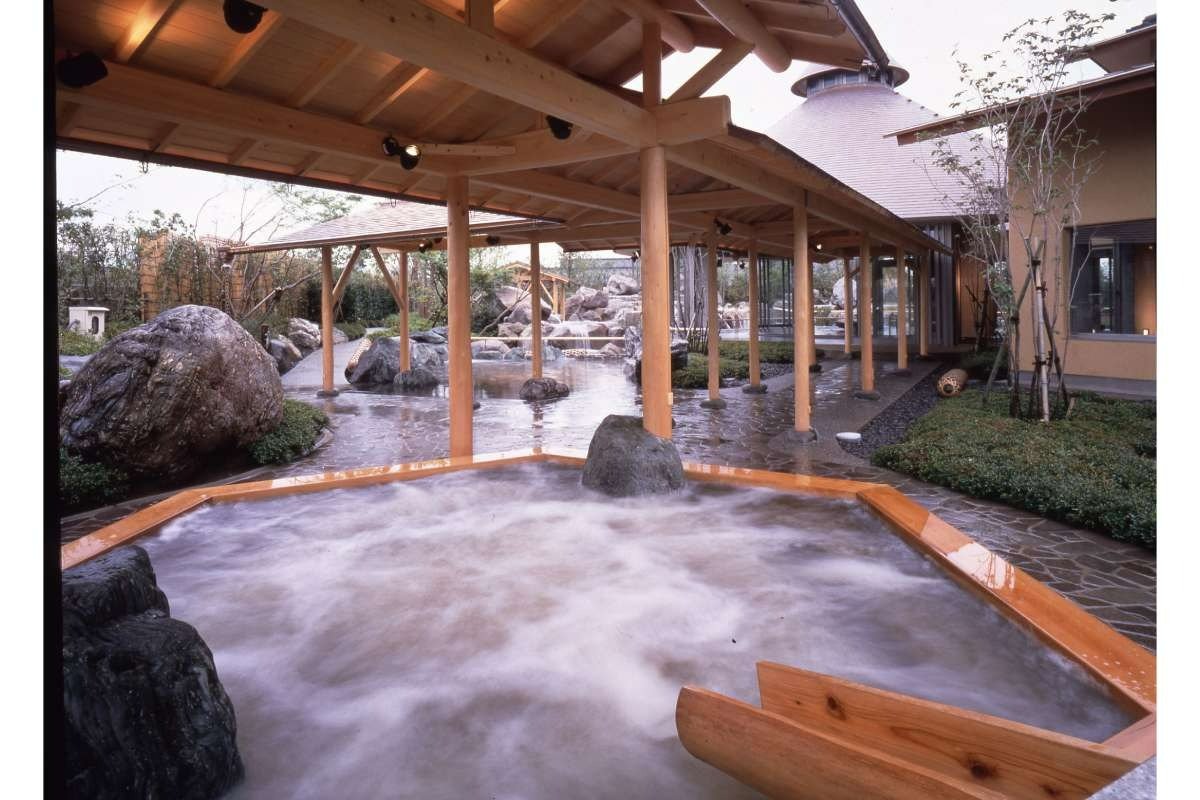 「里の湯」（入泉料1200円）自慢の庭園に囲まれた露天風呂