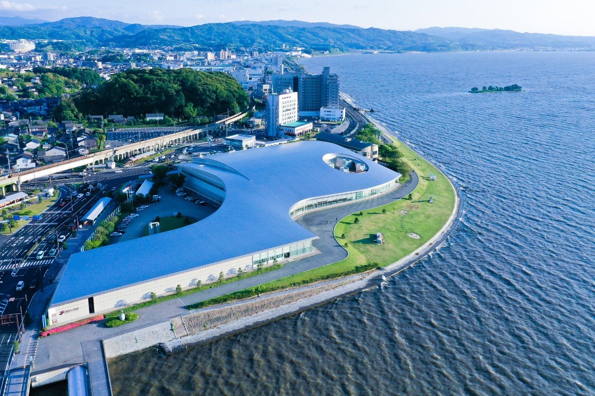 宍道湖畔に立つ「島根県立美術館」は夕日の名所としても知られます