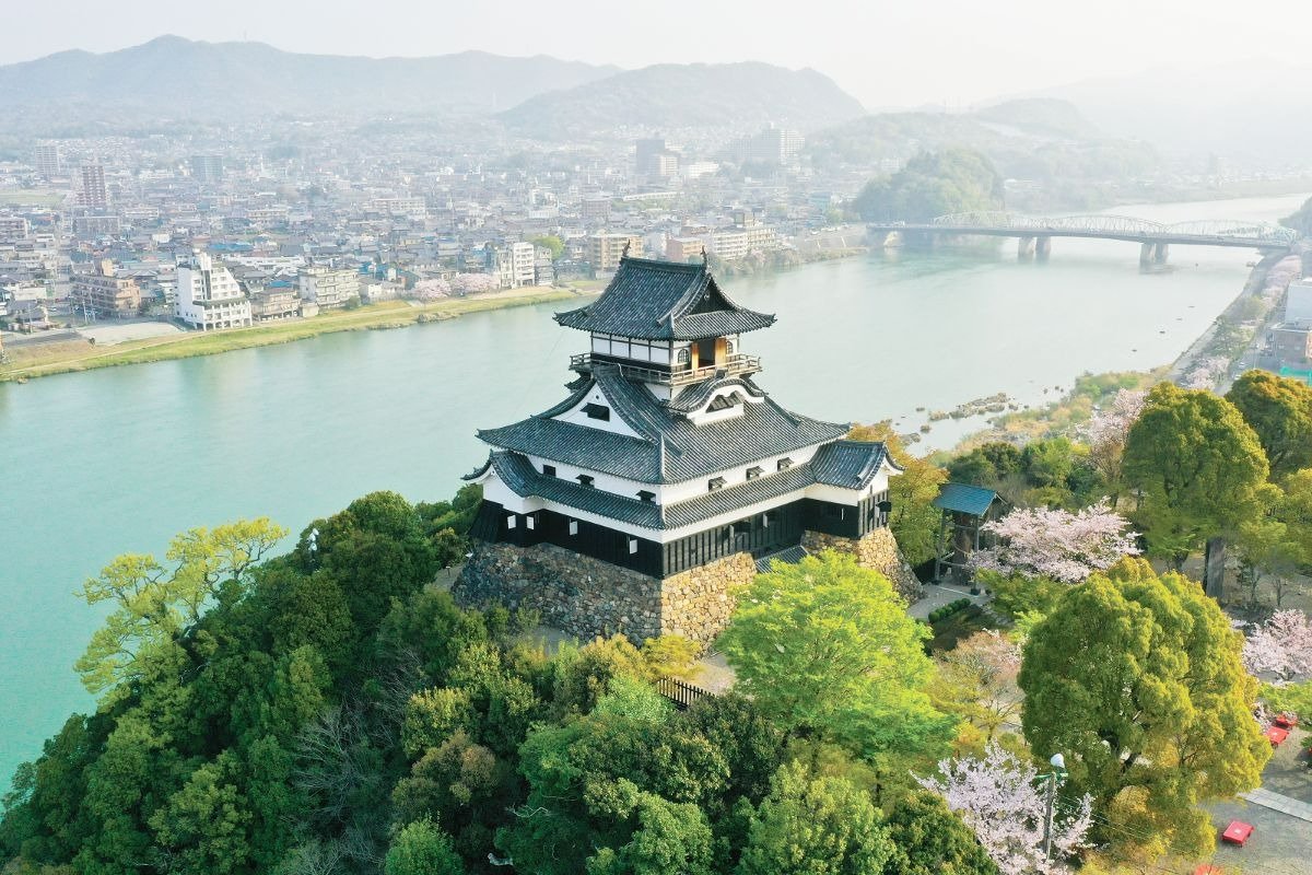 現存する日本最古の天守。城の北方には木曽川が流れます