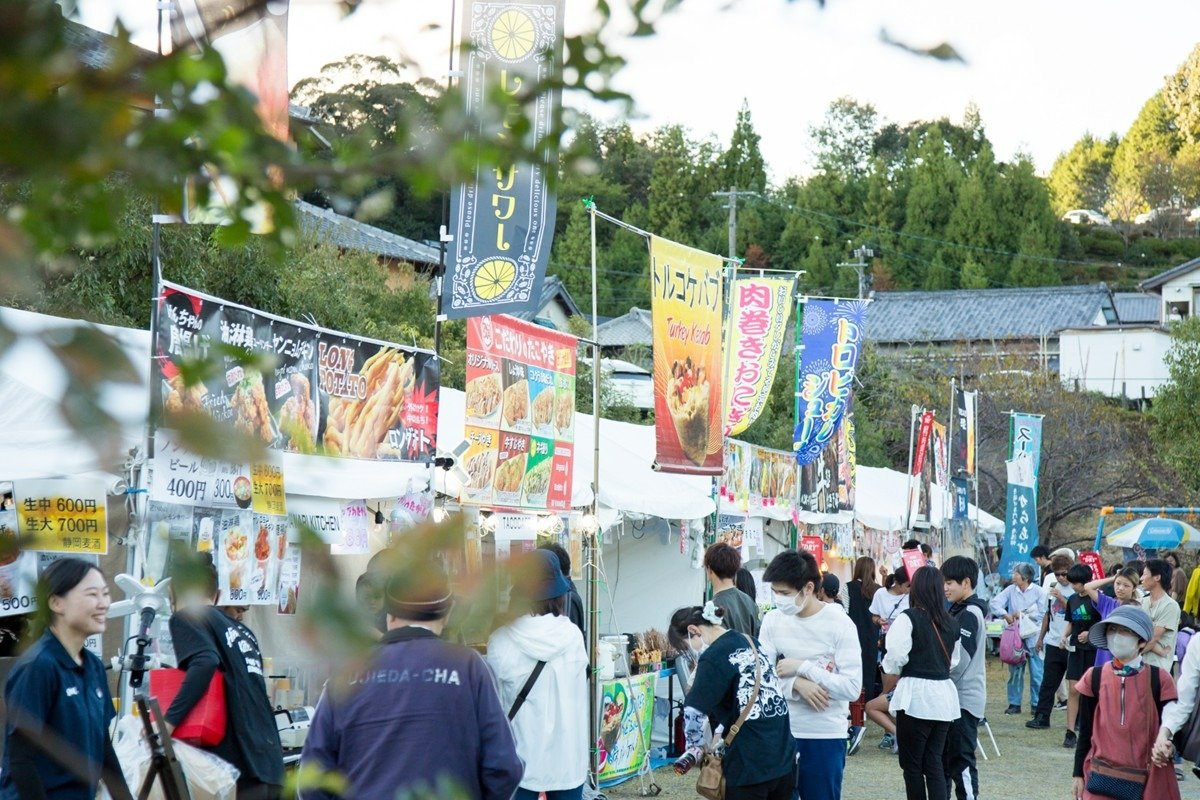 郷土食などが味わえる露店も楽しみ