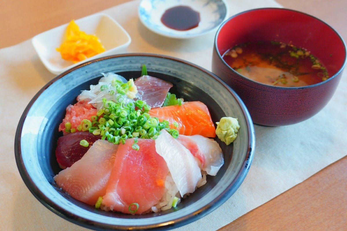 マグロ、しらす、サーモンなどが乗った海鮮丼