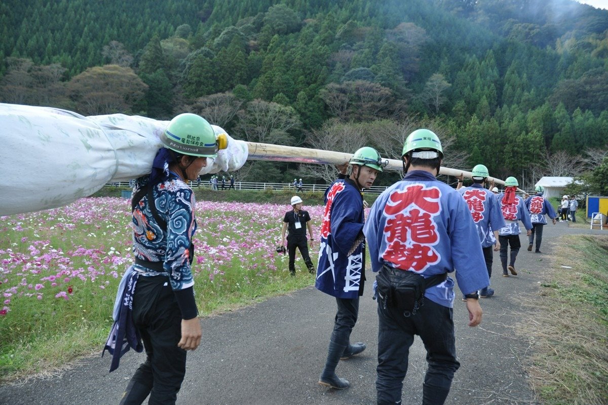 肩に担がれて龍勢が発射台へ向かいます