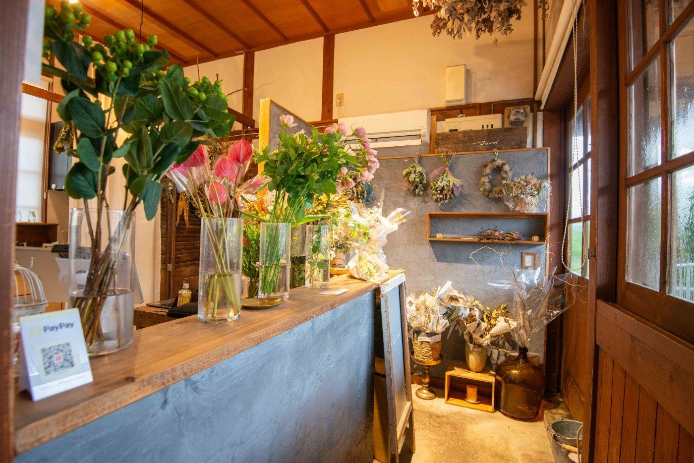 花屋「ミドリブ」の店内。生花やドライフラワーが並びます