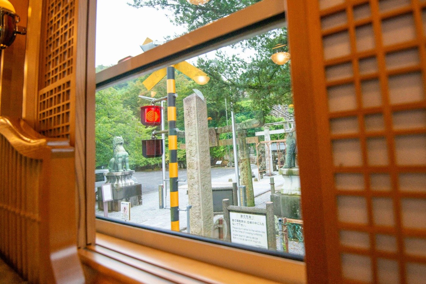 進行方向右手の車窓に一瞬、陶山神社が見えます