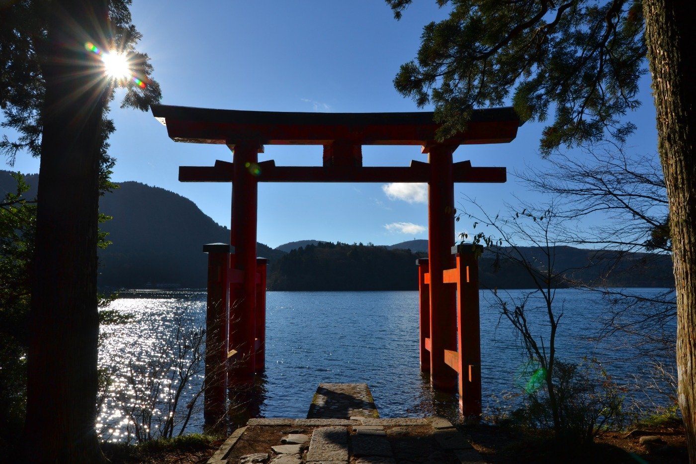 芦ノ湖の湖上に立つ「平和の鳥居」