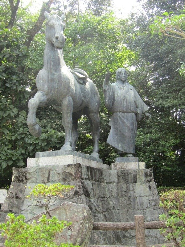 城内には山内一豊や妻・千代の銅像も（写真は山内千代像）