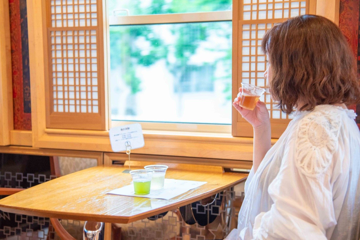 じっくり飲み比べると、香りや味の違いが歴然。うれしの茶を使用した焼き菓子が付きます