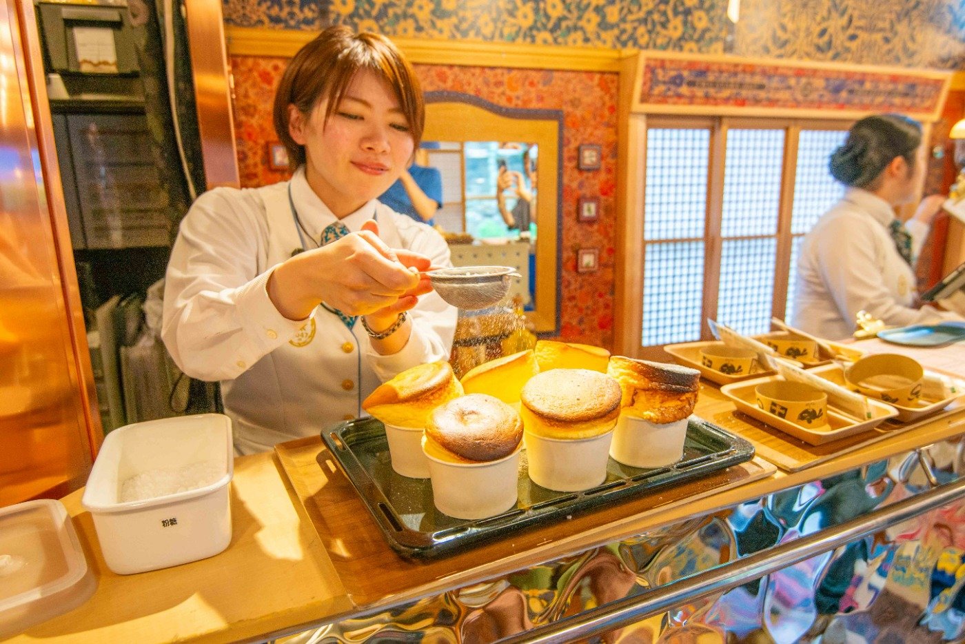 焼きたてに目の前で粉砂糖を振ってくれます