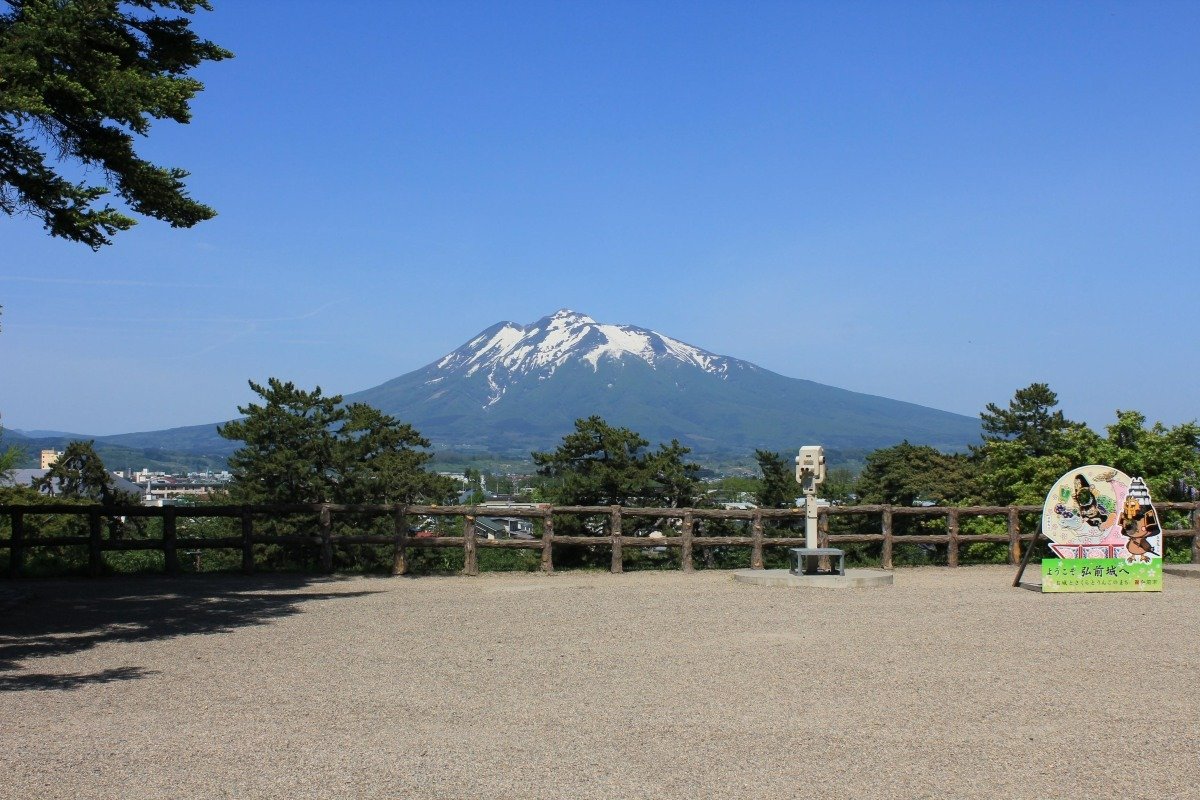 展望台から津軽平野にそびえる岩木山を眺望