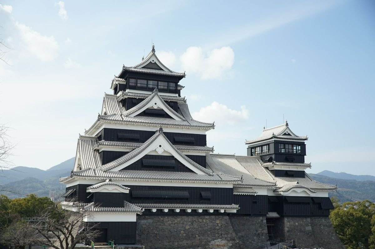 黒い壁が特徴的な熊本城