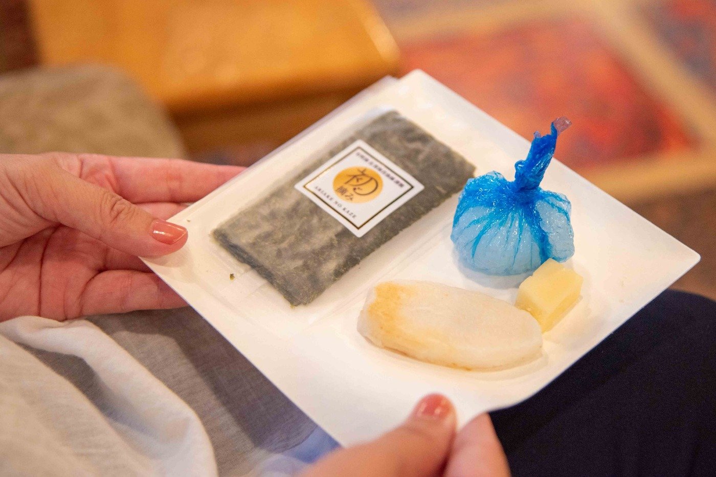 初摘み海苔と一緒に、海苔(のり)に合う食材が提供されます