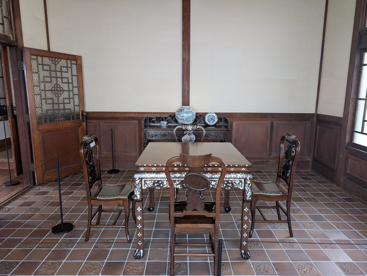 玄関から靴を脱がずに入ったため、応接室は敷瓦が敷かれているとか