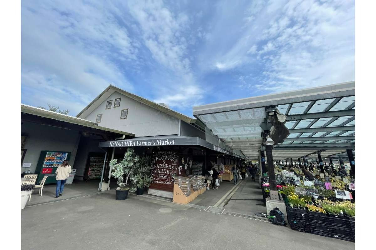 花をはじめ、有機野菜や特産品も豊富に揃う「花市場」