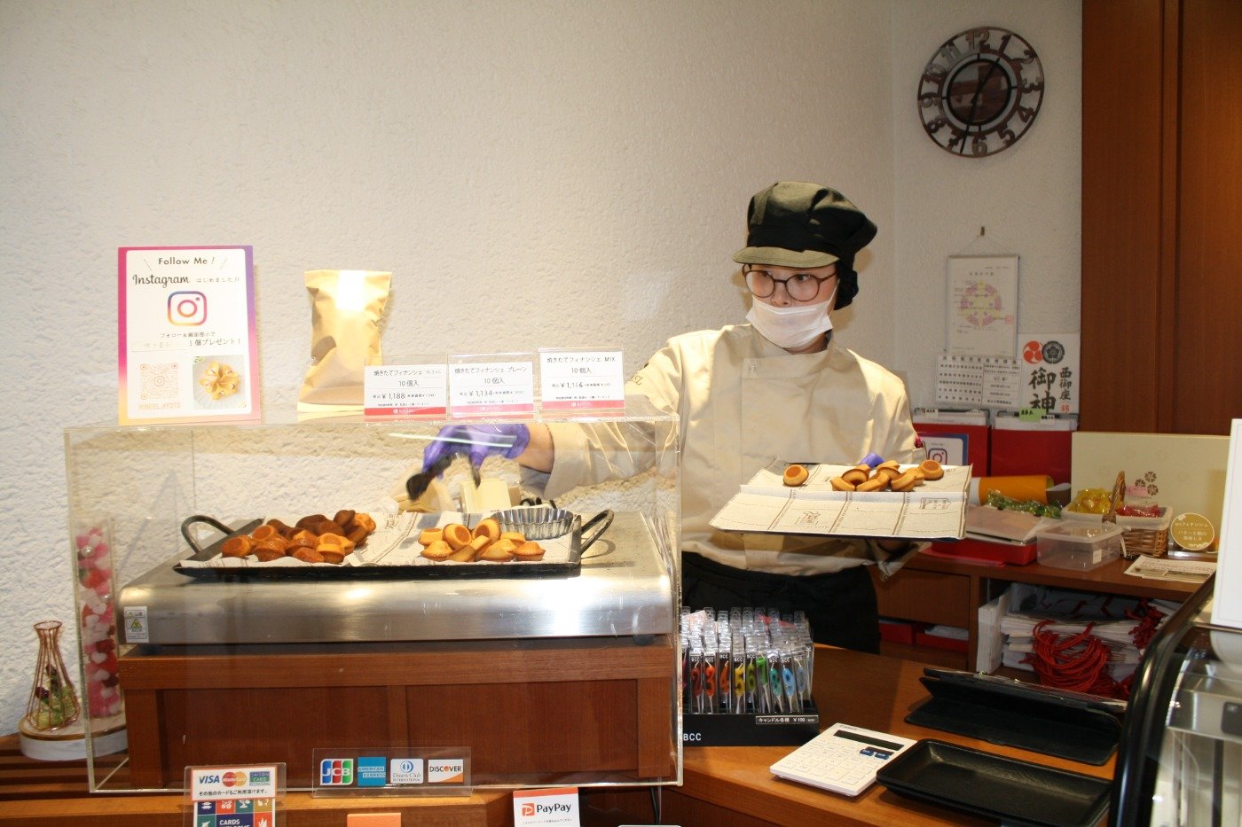 店内で毎日何度も焼き上げ、できたてが運ばれます