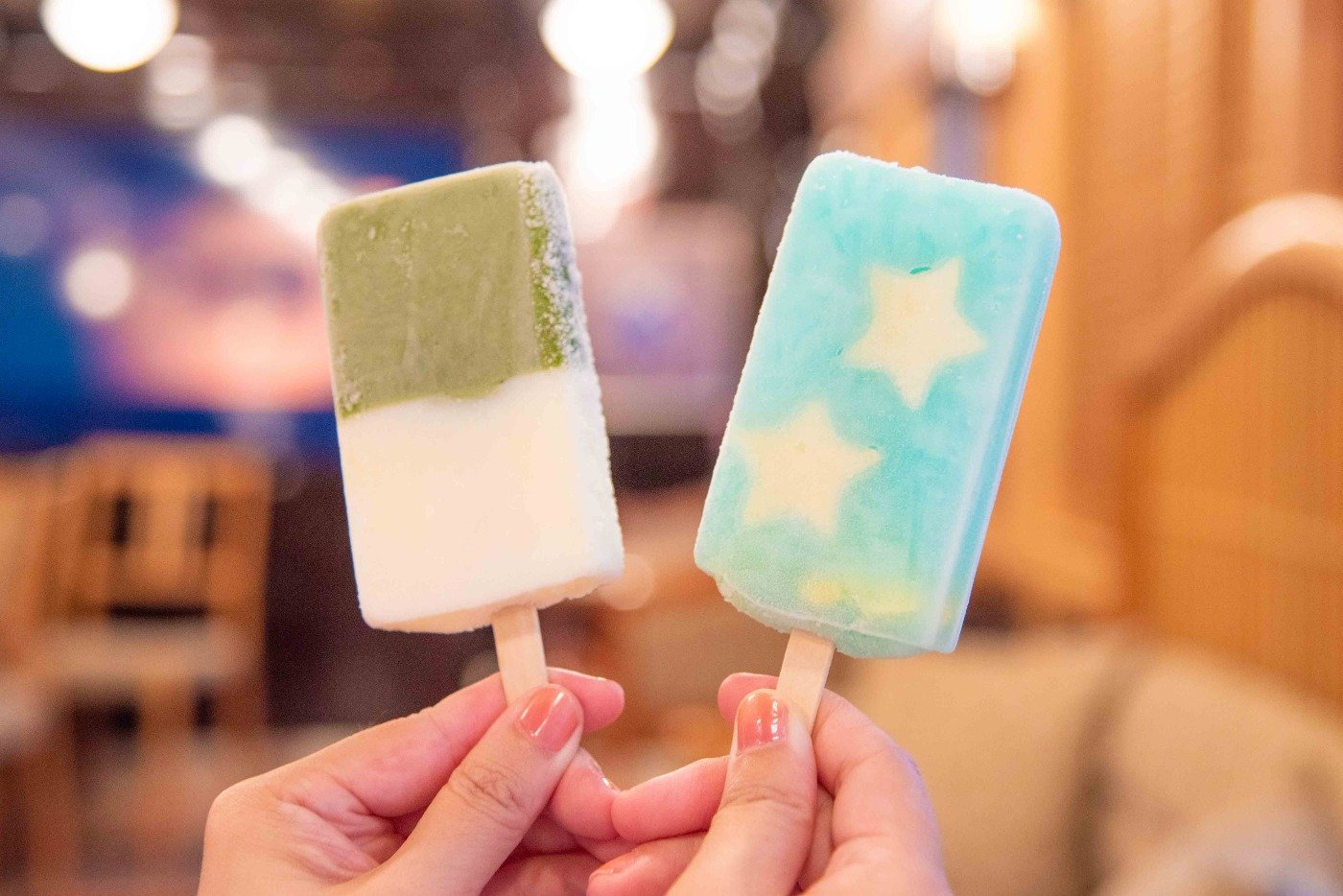 アイスソルベ「そのぎ抹茶ミルク」(左)、「ブルー(蒼☽扉ふたつ星)」(右)各500円