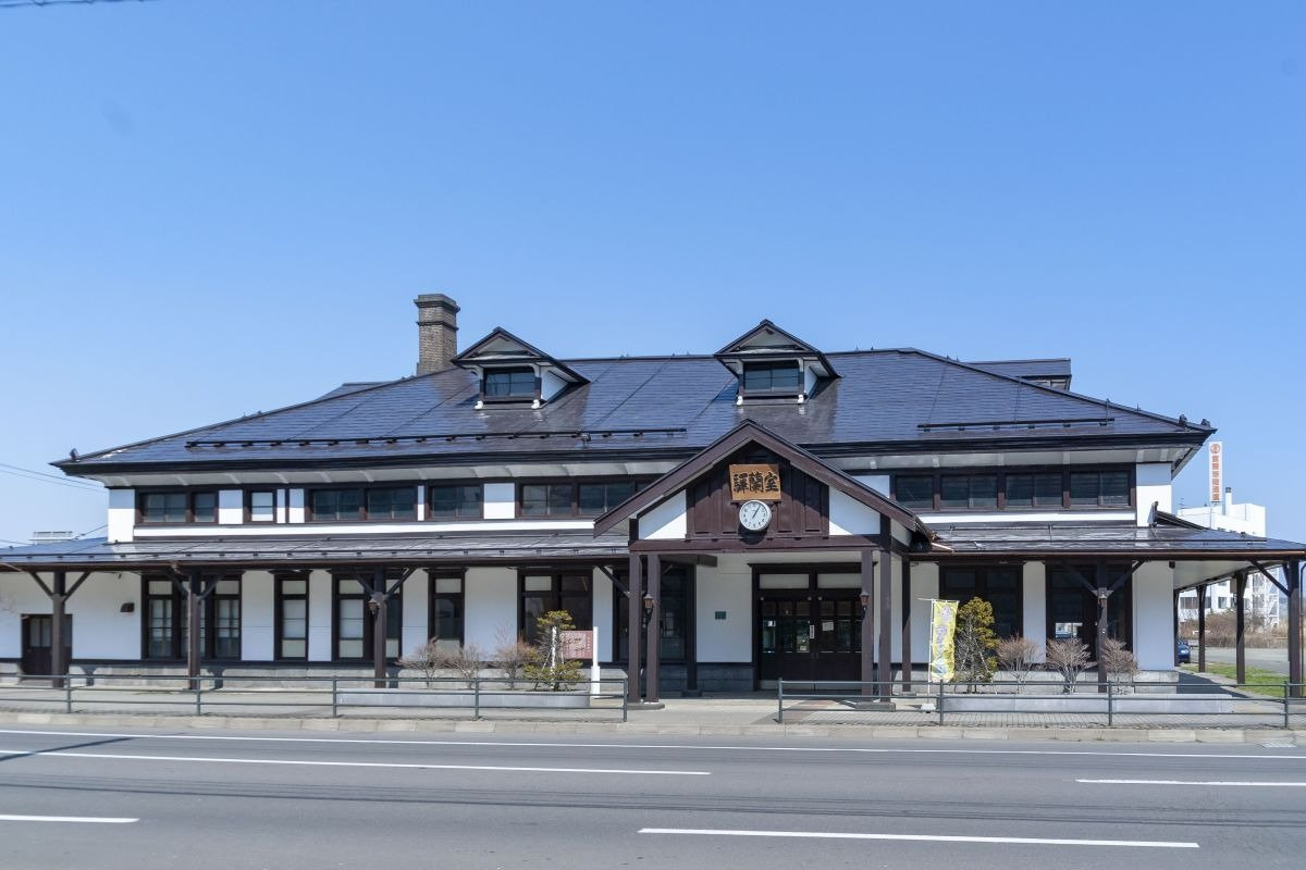 煙突のある木造2階建ての旧室蘭駅