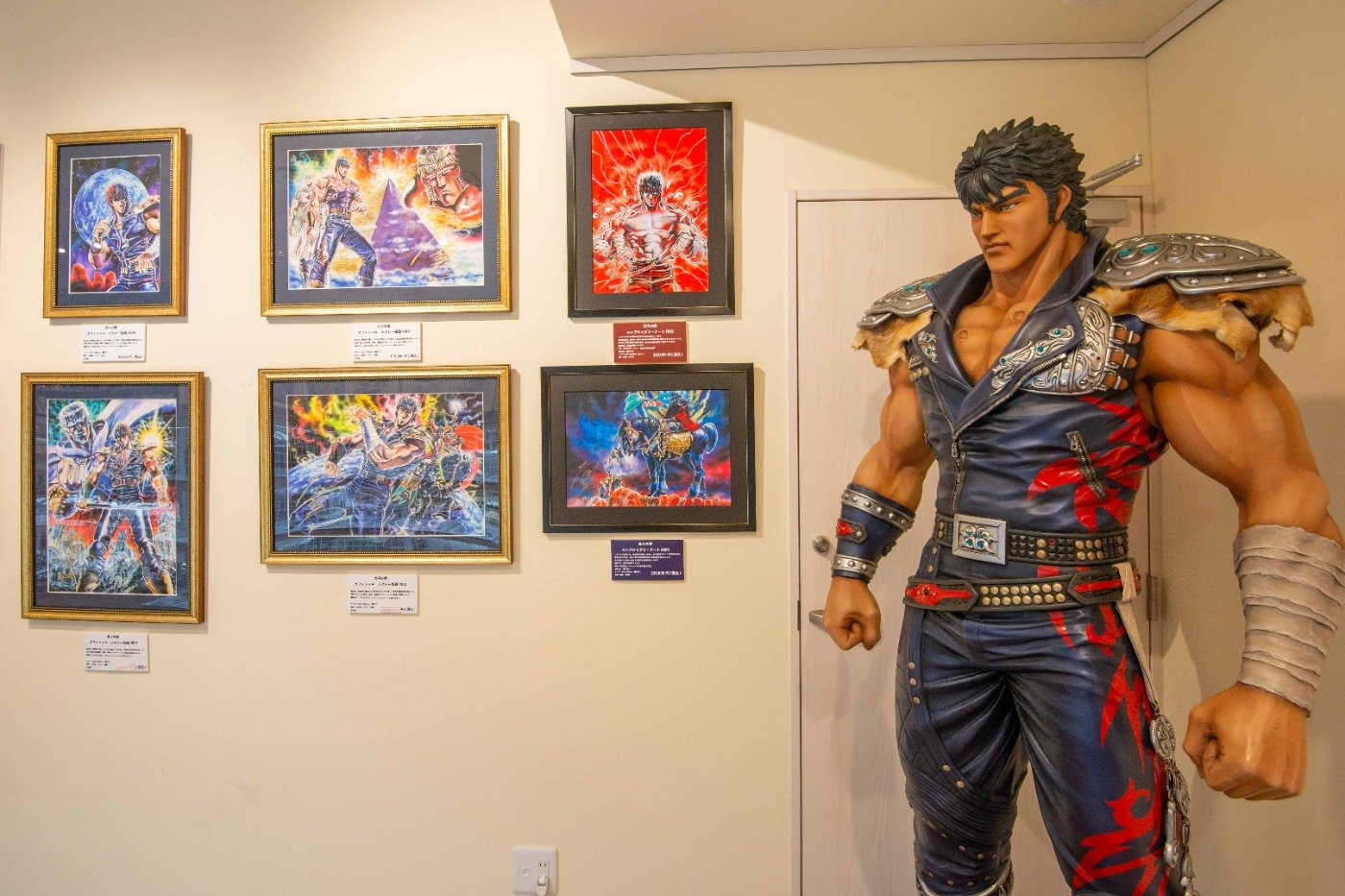 ケンシロウの等身大フィギュア(右)と記念撮影も