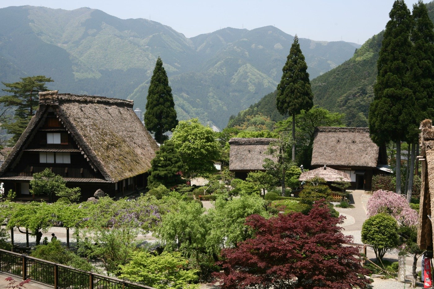 大小の合掌家屋10棟を展示