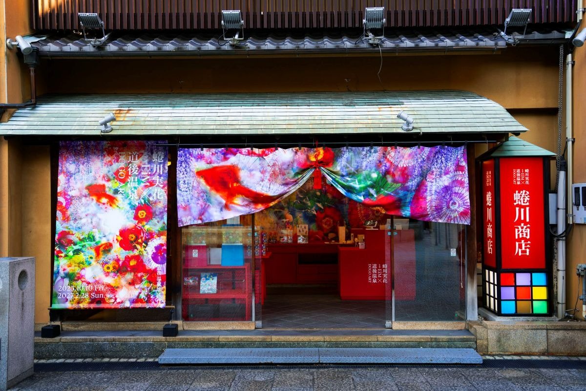 一六本舗の店舗が華やかな空間に変身 ©Lucky Star Co.,Ltd / DOGO ART