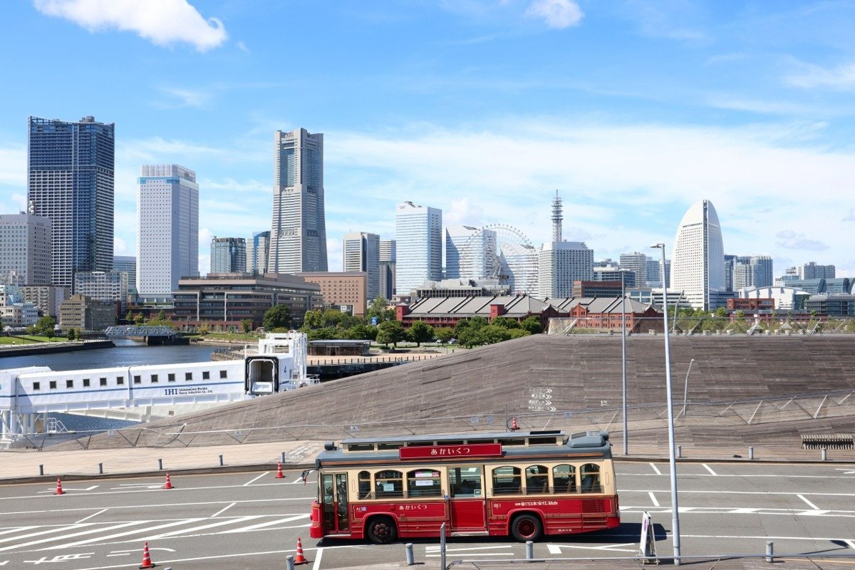 みなとみらいと赤レンガ倉庫、大さん橋、バス「あかいくつ」
