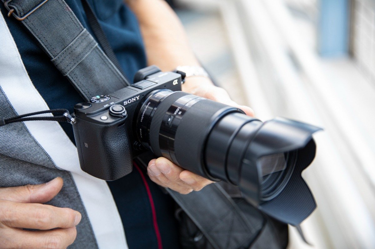 岡戸さんの愛機はソニーのミラーレス一眼レフカメラ「α6400」