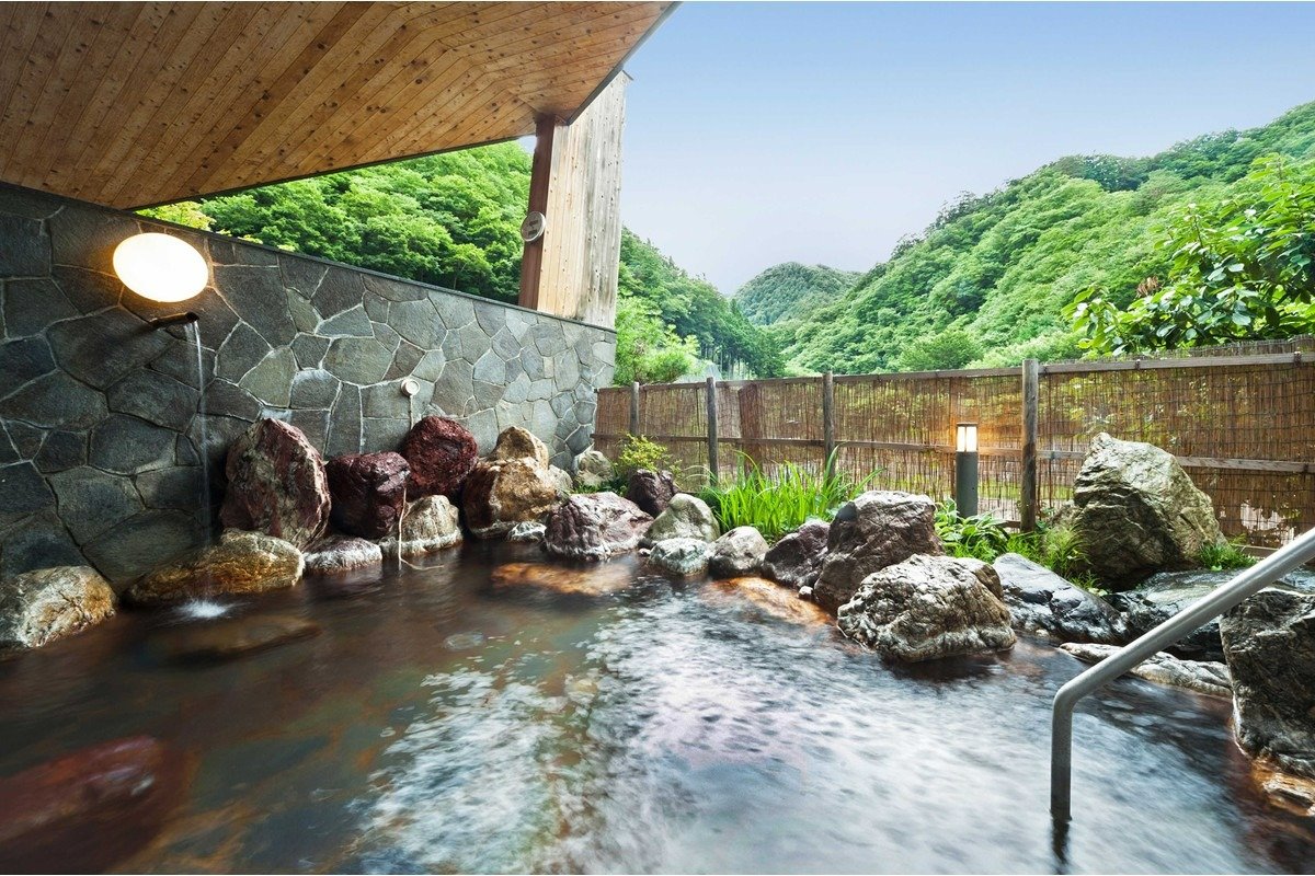 しおじの湯の露天風呂からは山々が望めます