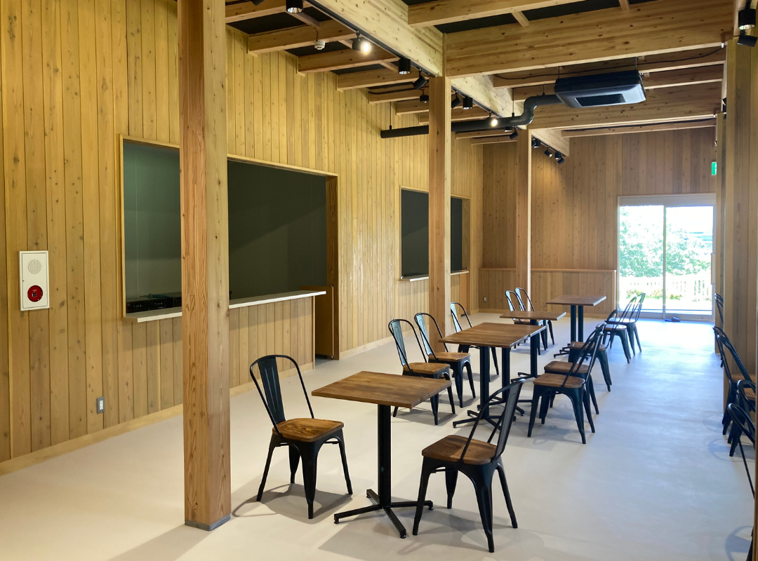 学舎1階の「もりのテラス」。特産品の売店もあります