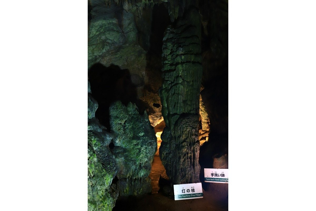 高さ3メートルを越す大石柱「灯の柱」