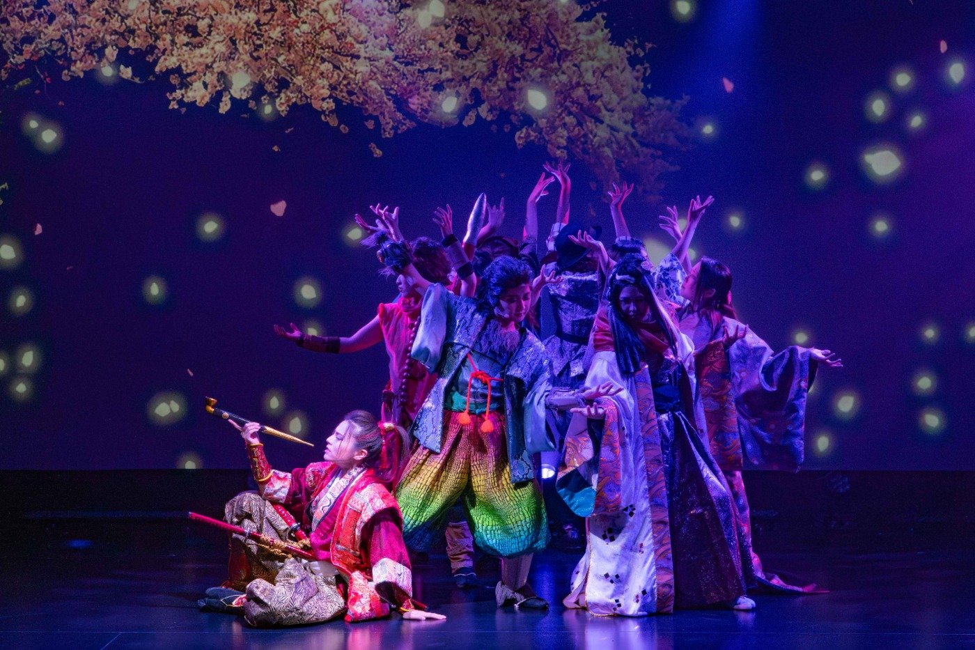 女性だけで演じる華やかな舞台にうっとり