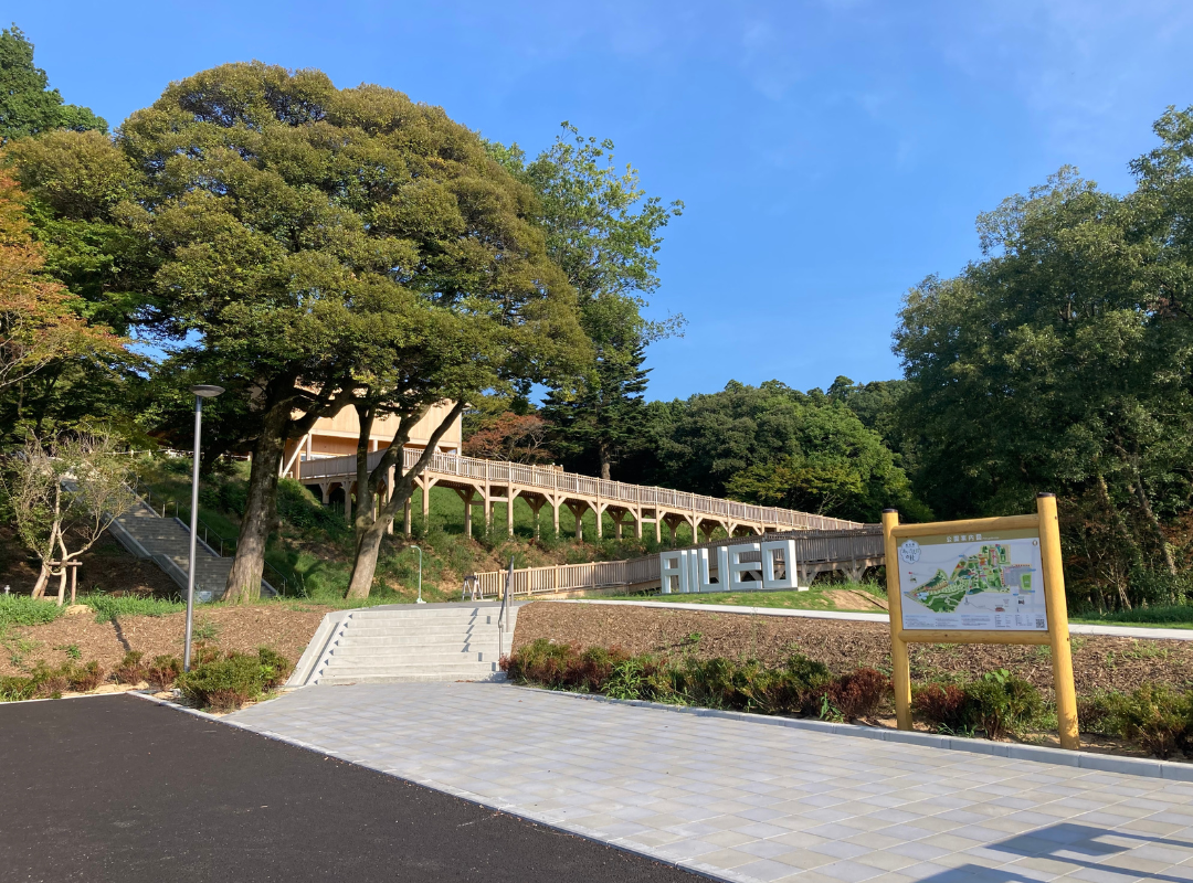 駐車場からあいうえお学舎への空中回廊