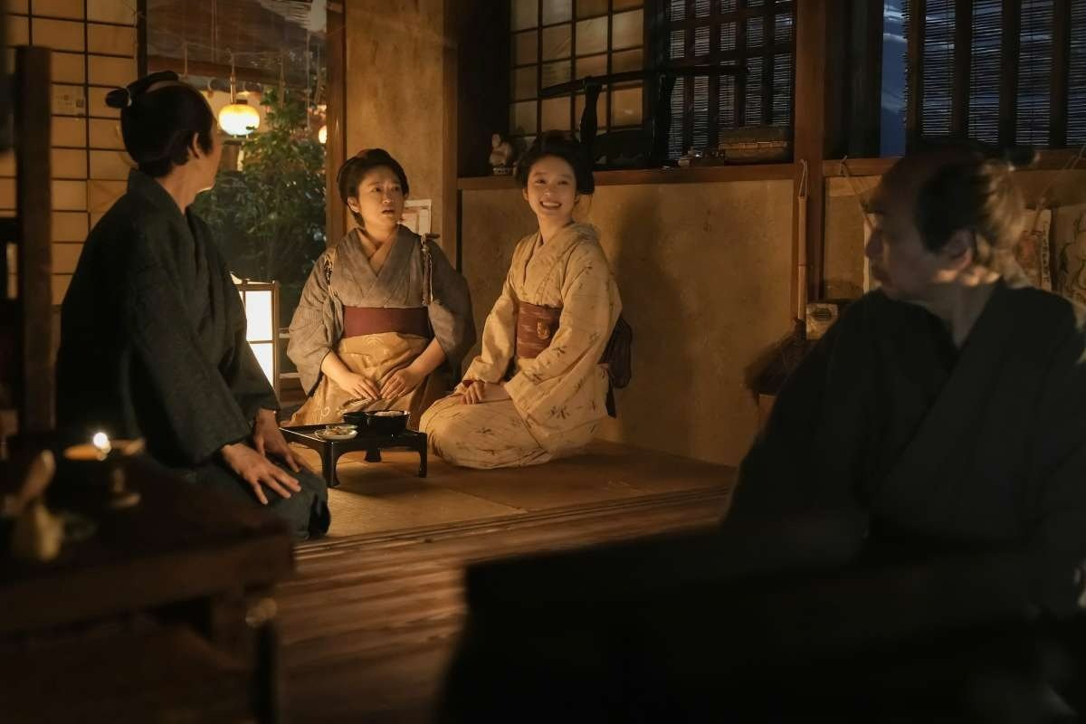“川の向こう”の長屋で、貧しいながらも明るく暮らす松野家。右から、小日向文世さん、髙石あかりさん、池脇千鶴さん、岡部たかしさん