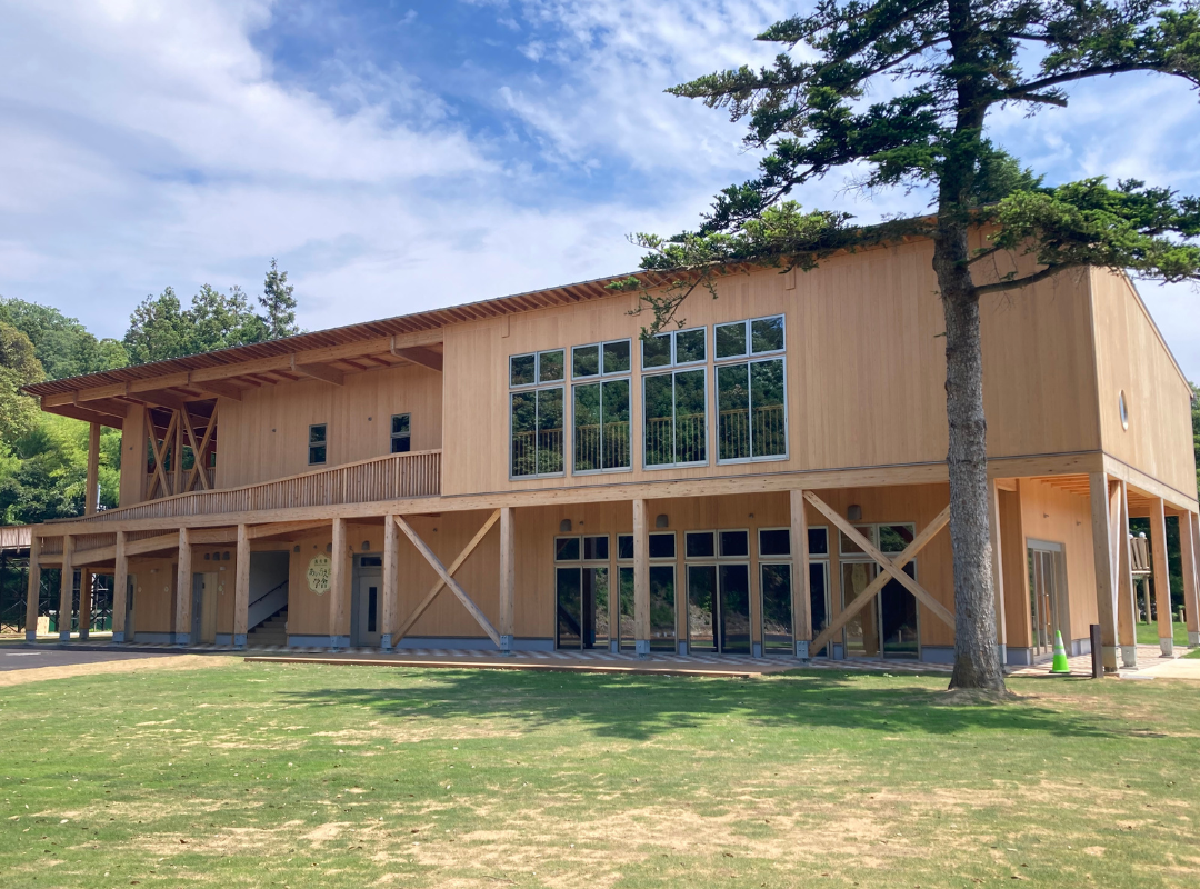 木造の「あいうえお学舎」は公園の拠点となる施設