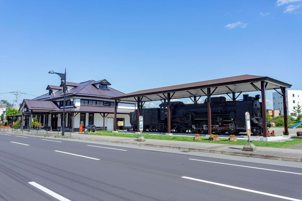 駅舎に隣接する公園に蒸気機関車を保存展示