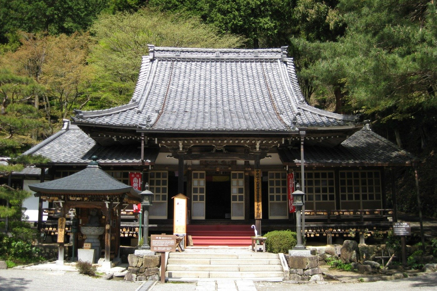 下呂温泉発見の白鷺伝説に由来する薬師如来を祀（まつ）る寺