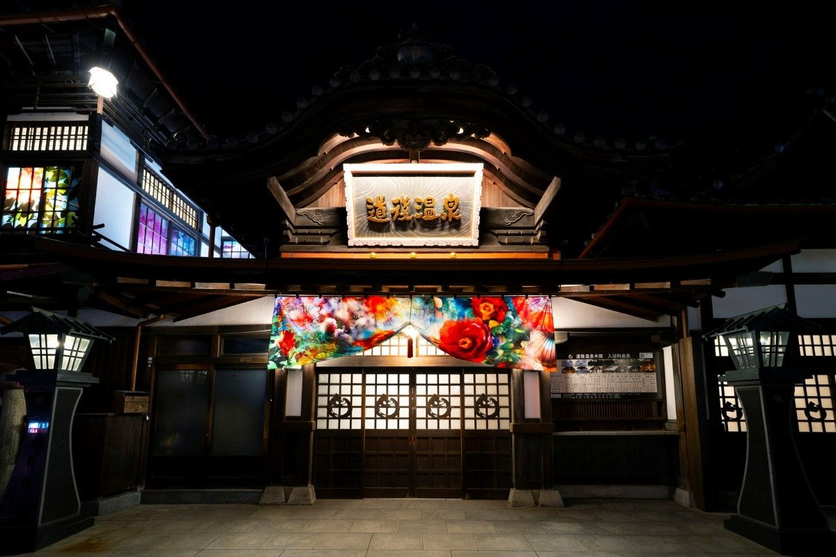 キービジュアルの陣幕がお出迎え ©Lucky Star Co.,Ltd / DOGO ART