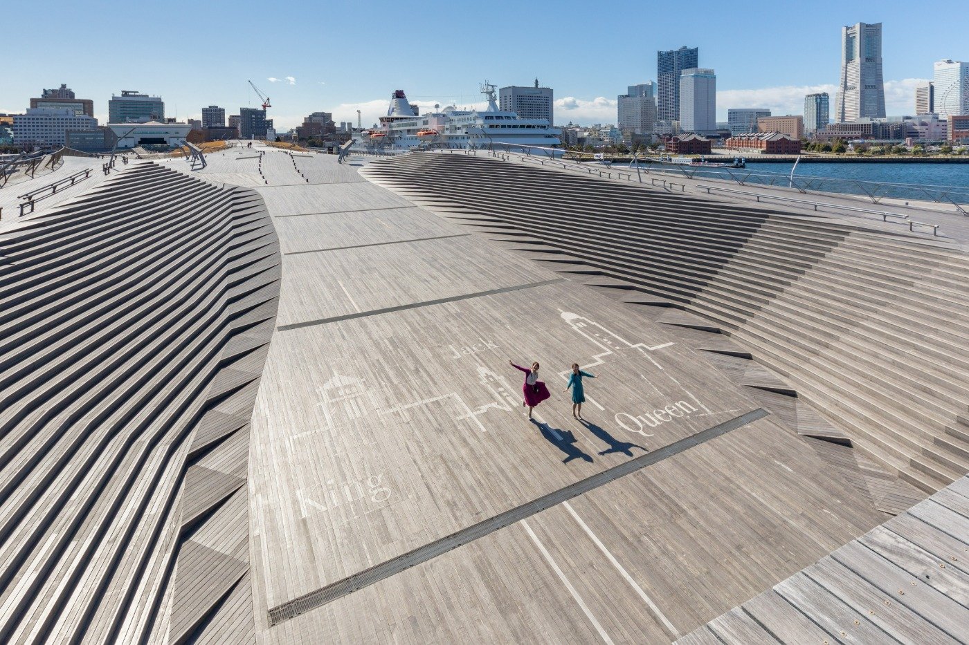 大さん橋屋上の「くじらのせなか」。起伏に富んだウッドデッキの形状もユニーク