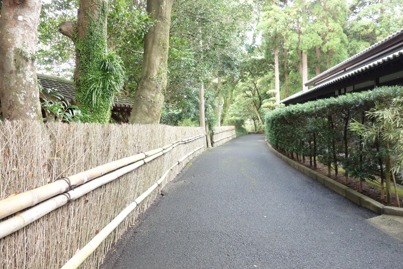 竹垣の美しい美山の町並み