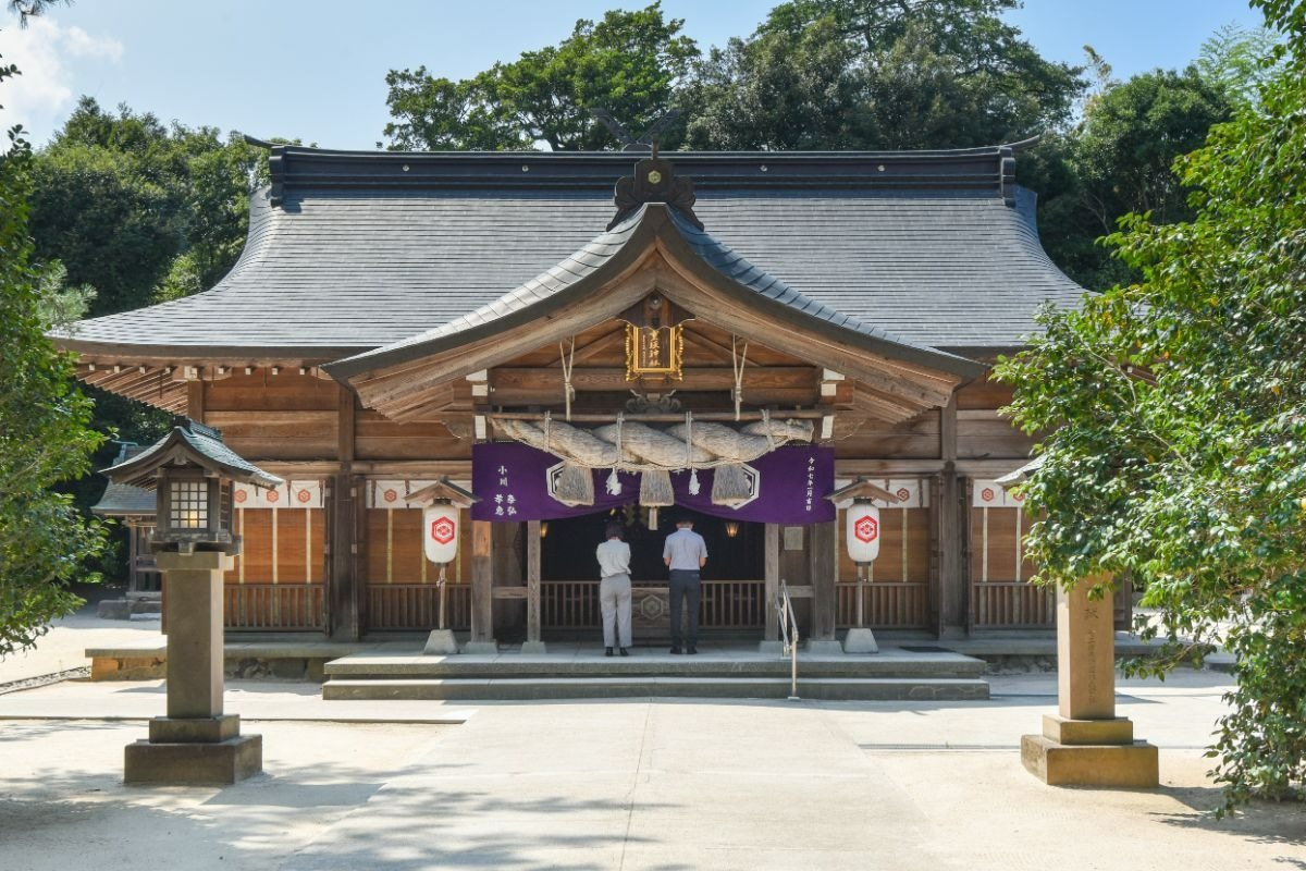 拝殿で良縁を祈願。縁占い紙は隣の神札授与所へ