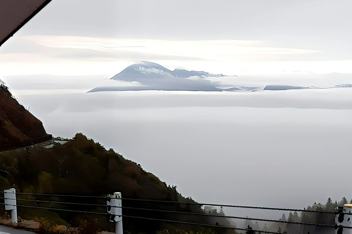 「藤七温泉からの帰途“雲海”の岩手山を撮影できました」（岡戸さん撮影）