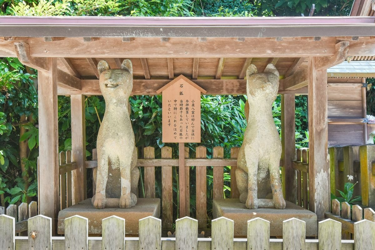 拝殿横に移設されたハーンのお気に入りの石狐