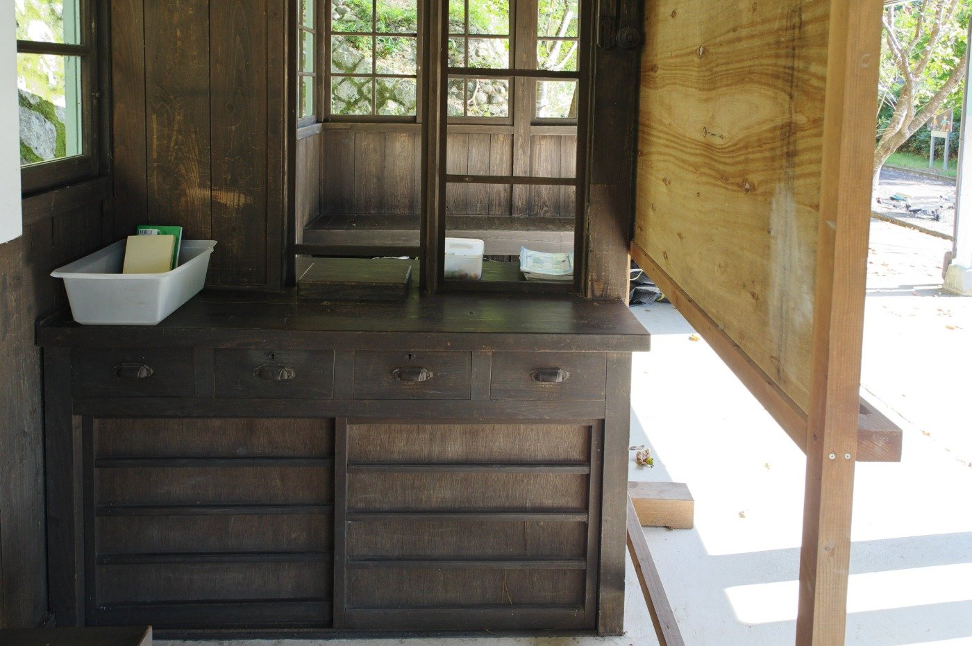 旧苦木駅駅舎内。ここは昔の切符売り窓口？ 