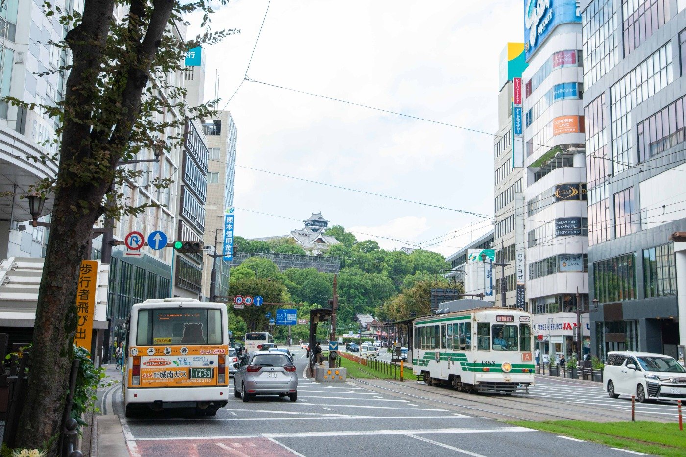 熊本城を望む熊本市街の電車通り沿いにあります