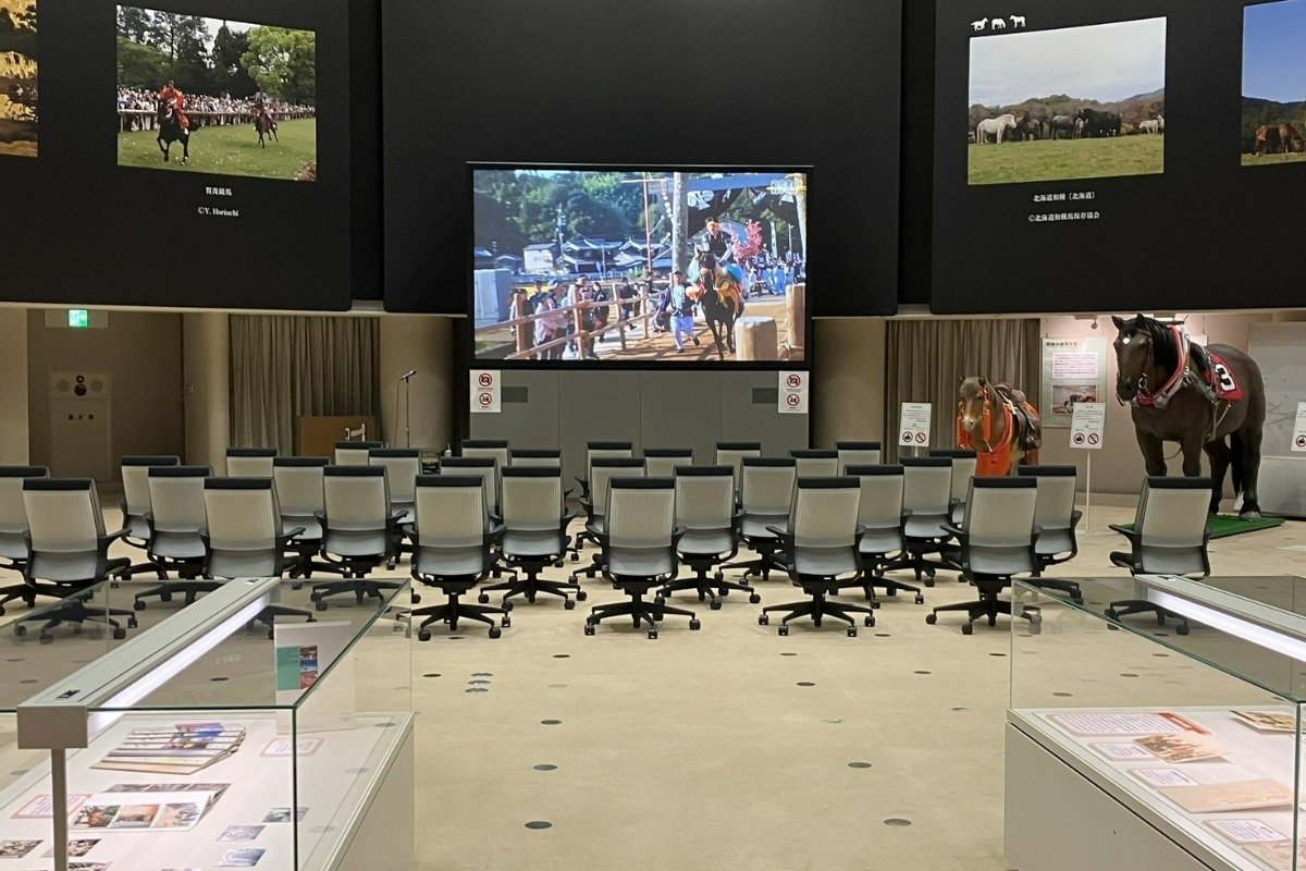 大型スクリーンの上映スケジュールは事前にホームページで確認できます 