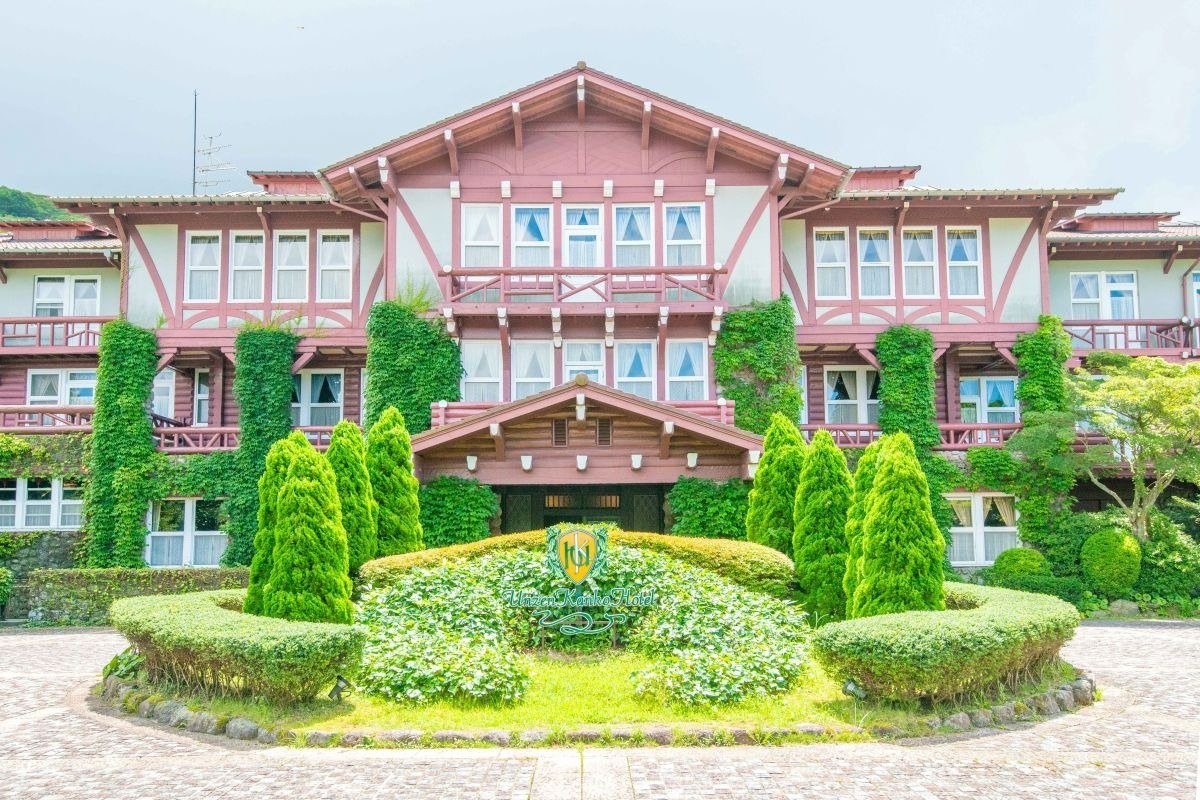 スイスの山小屋風の外観。赤い切妻屋根が印象的です