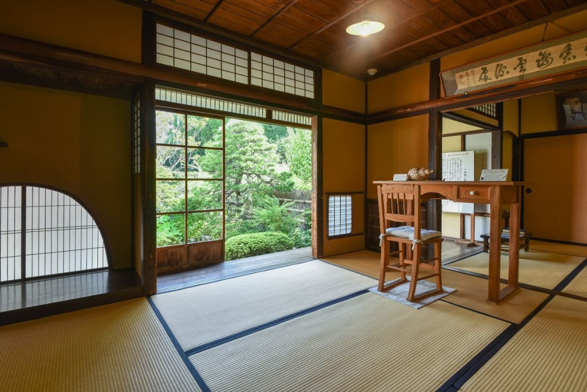 ハーン愛用の机と椅子の複製品に座ることも可能(実物は「小泉八雲記念館」に展示)