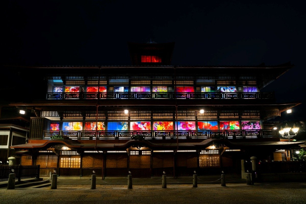 幻想的な雰囲気の本館北側 ©Lucky Star Co.,Ltd / DOGO ART