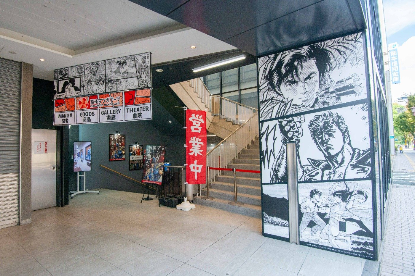 大劇会館の1階から階段で地階へ。近くにエレベーターも設置されています