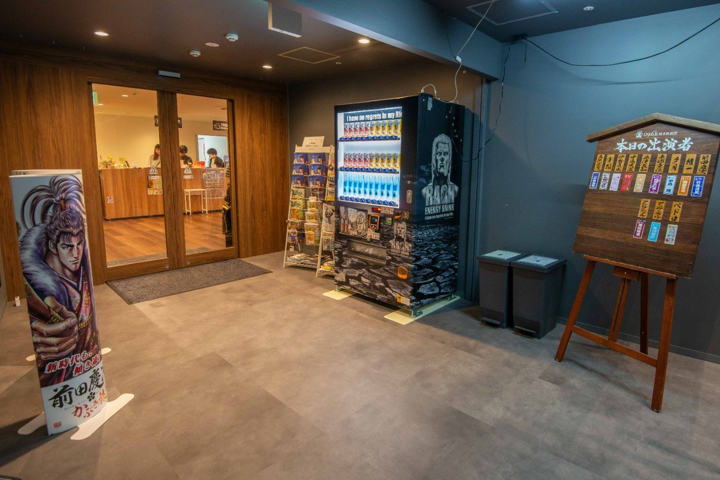 地階の「熊本マンガアーツ」入口。舞台の上演日は出演者の名前が掲示されます