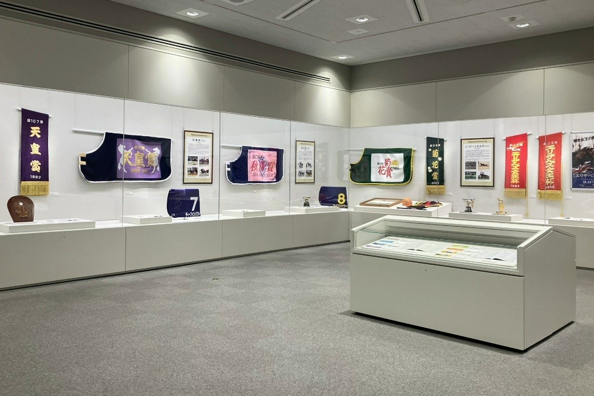 「京都競馬場100周年記念展」は2階展示室の一角にもあります